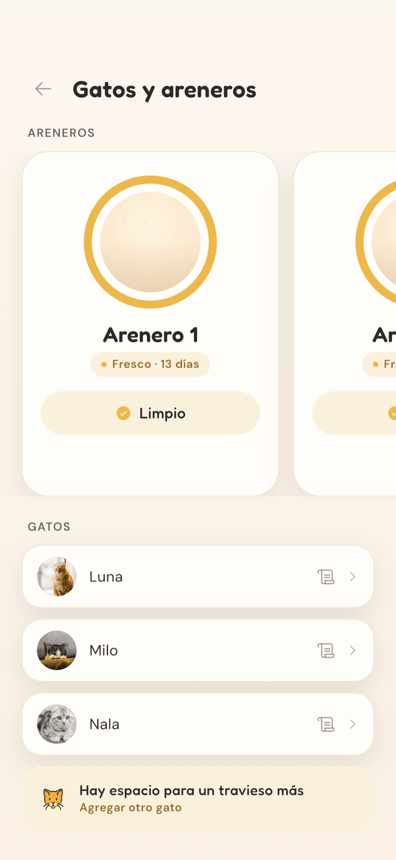 Pantalla de gatos y cajas de CatLitter con Luna, Milo y Nala y sus cajas de arena